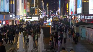 青岛市著名的夜市拥挤的步行街全景4k中国视频素材模板下载