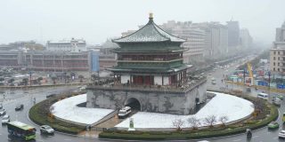 雪中的古老钟楼，中国西安。