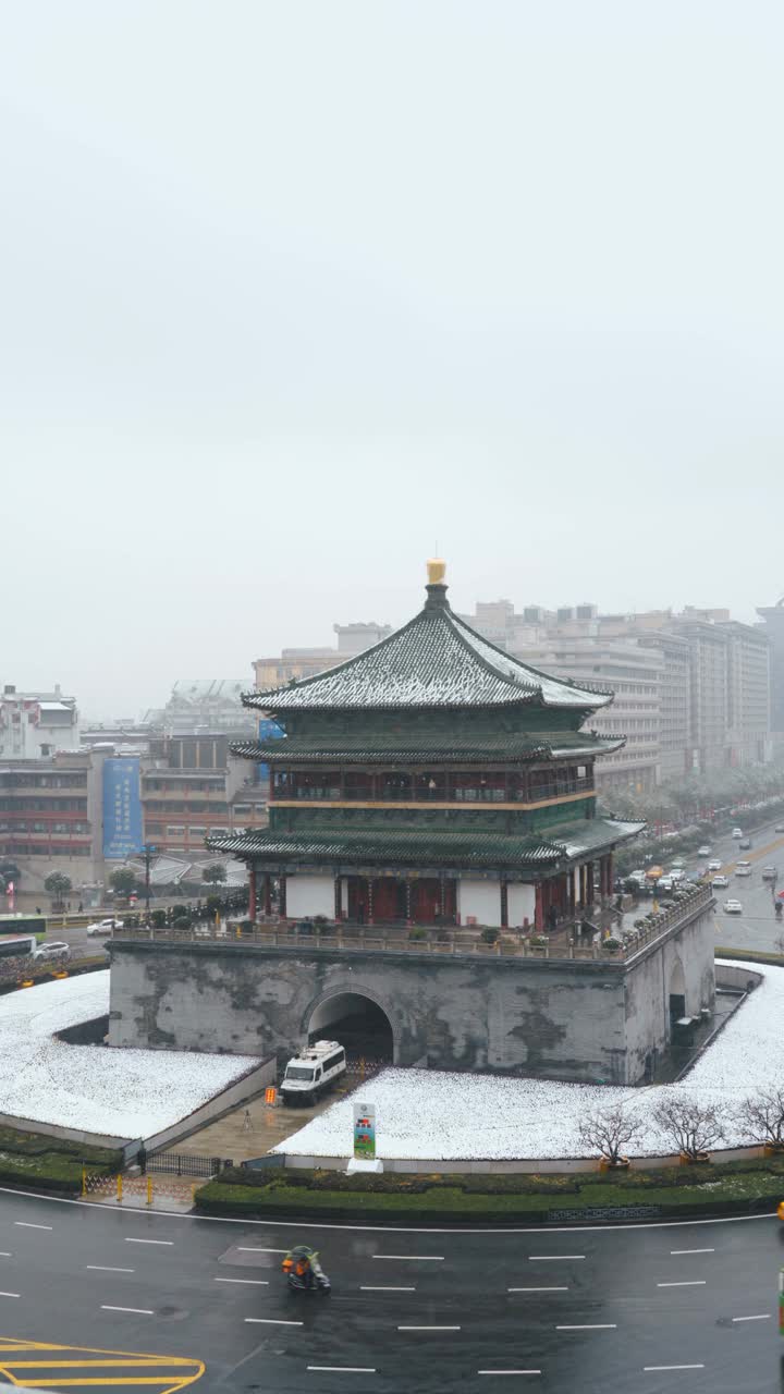 中国西安，雪中的古钟楼。
