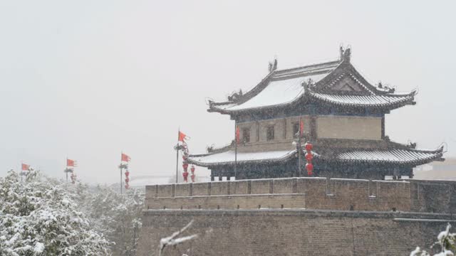 西安古城墙在雪中，中国。