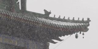 雪中的古老钟楼，中国西安。