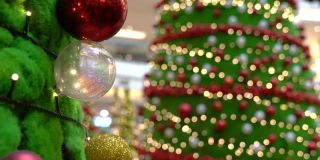 圣诞装饰、装饰品和彩灯。近距离和滑球。