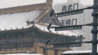 西安古城墙在雪中，中国。视频素材模板下载