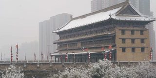 西安古城墙在雪中，中国。