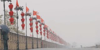 西安古城墙在雪中，中国。