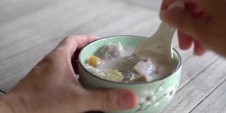 Bubur Cha Cha是马来西亚传统的甜点汤。这是一道很受欢迎的马来西亚甜品，以椰子为基础，辅以山药、芋头、红薯和珍珠西米