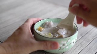 Bubur Cha Cha是马来西亚传统的甜点汤。这是一道很受欢迎的马来西亚甜品，以椰子为基础，辅以山药、芋头、红薯和珍珠西米视频素材模板下载