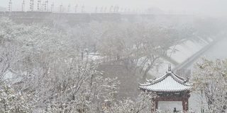 西安古城墙在雪中，中国。