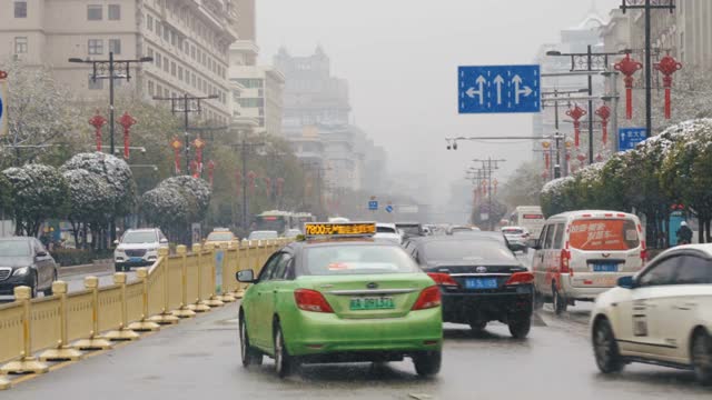 大雪中交通堵塞