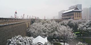 西安古城墙在雪中，中国。