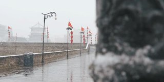 西安古城墙在雪中，中国。