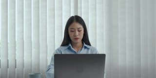 亚洲女性对办公室工作感到厌烦。