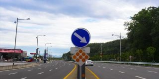 在韩国，交通杆与街道标志的时间流逝视图