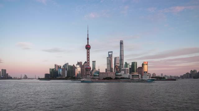 时光流逝，夕阳在中国上海陆家嘴金融中心上空。
