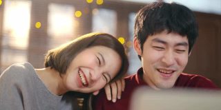新冠肺炎疫情期间，亚洲年轻夫妇与朋友视频通话庆祝圣诞节