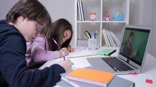 儿童学生在家通过互联网视频会议学习
