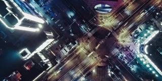 T/L PAN无人机夜间城市街道十字路口的视角