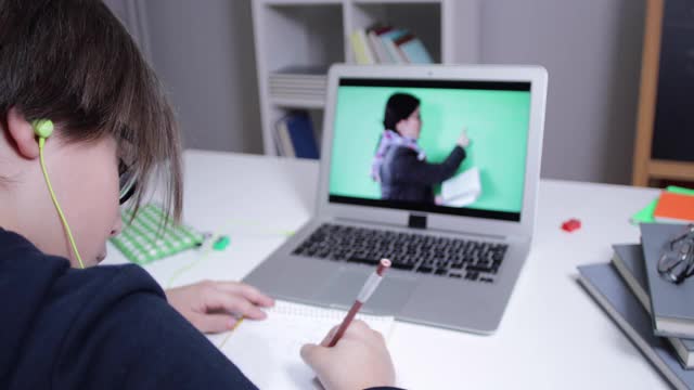 儿童学生在家通过互联网视频会议学习