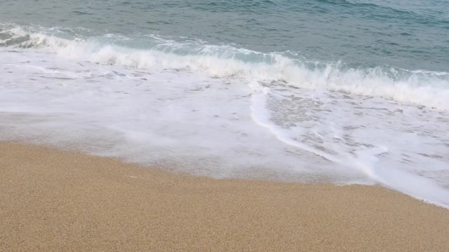 水波在海滩上