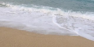 水波在海滩上