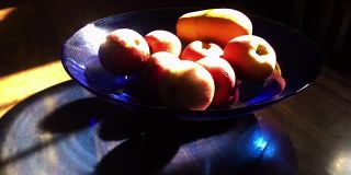 水果碗里的苹果和木瓜