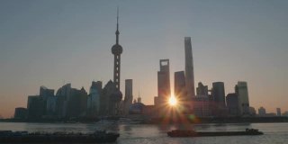 陆家嘴金融区，黄浦江和过往船只在阳光明媚的早晨。上海,中国。远景