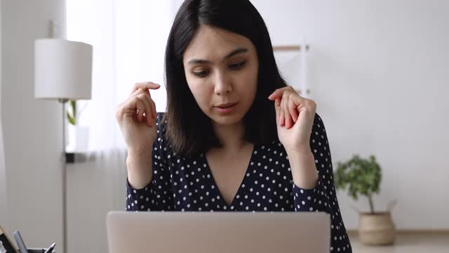 集中年轻的韩国越南女子进行在线视频通话。