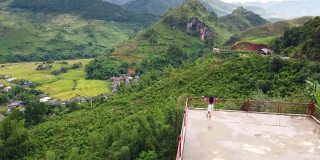 鸟瞰山峦、梯田和乡村