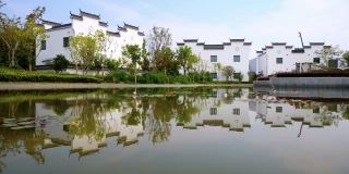 上海公园里美丽的徽派建筑倒影在水中，4k镜头。