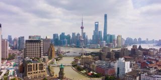 上海的城市。城市陆家嘴区与黄浦江。中国空中Hyper Lapse, Time Lapse。无人机向前和向上飞行