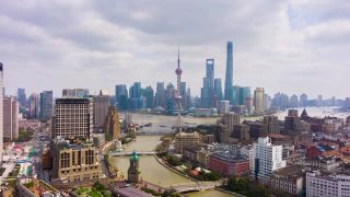 上海的城市。城市陆家嘴区与黄浦江。中国空中Hyper Lapse, Time Lapse。无人机向前和向上飞行视频素材模板下载