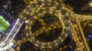 南浦路交汇处夜景照明。交通圈。上海,中国。空中垂直自顶向下的Hyper Lapse，时间流逝。无人驾驶飞机旋转视频素材模板下载