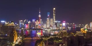 上海夜景。城市陆家嘴区，黄浦江和外白渡桥。中国空中Hyper Lapse, Time Lapse。无人机是向前和向上飞行