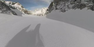 在阳光明媚的落基山脉滑雪旅行的第一人称镜头很酷。