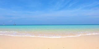 美顿岛位于泰国普吉岛海边。蓝色的大海很清澈。泰国普吉岛。