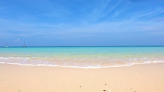 美顿岛位于泰国普吉岛海边。蓝色的大海很清澈。泰国普吉岛。视频素材模板下载