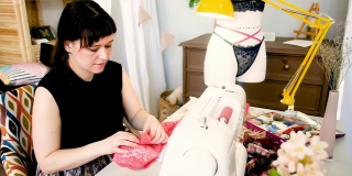 女裁缝在缝纫工作室缝制性感蕾丝内衣。时尚风格
