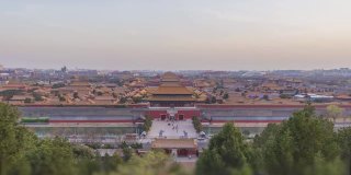 中国紫禁城和北京天际线。从景山公园看日落。从白天到夜晚的时间流逝