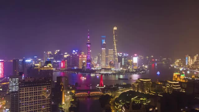 上海夜景。城市陆家嘴区，黄浦江和外白渡桥。中国空中Hyper Lapse, Time Lapse。无人机正在向上和横向飞行