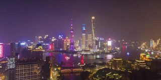 上海夜景。城市陆家嘴区，黄浦江和外白渡桥。中国空中Hyper Lapse, Time Lapse。无人机正在向上和横向飞行