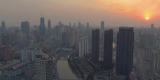 夕阳中的上海。黄埔的城市。中国鸟瞰图。无人机飞行前进