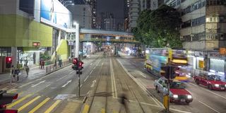 有轨电车在夜间通过香港市中心的时间推移图