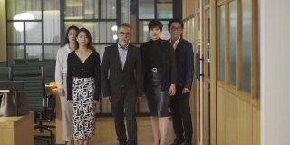 亚洲华人成功的办公室管理团队走向镜头冷静的态度