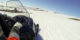 人们在冰雪覆盖的南极洲上驾驶雪地摩托。