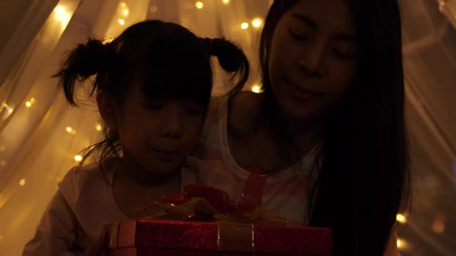 一位母亲在圣诞节给女儿们惊喜。Little很高兴收到妈妈的礼物。