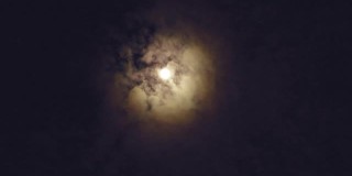 奇妙的满月和夜空中的云