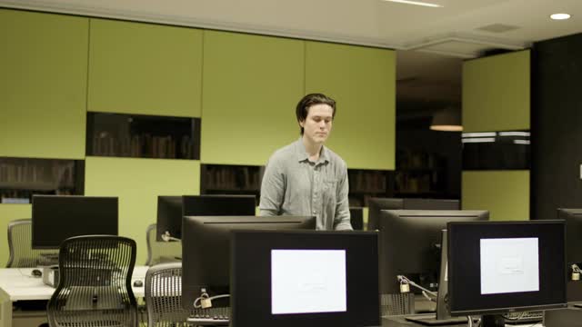 在计算机实验室使用计算机的年轻专业人员