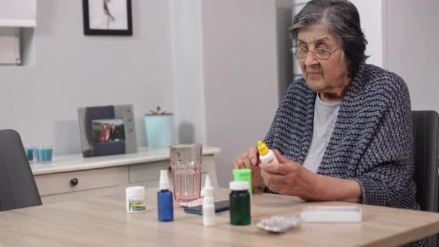 家中有日常药品的老年妇女