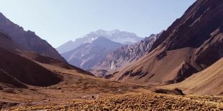 阿空加瓜山是美洲最高的山，也是亚洲以外最高的山，位于阿根廷的安第斯山脉。