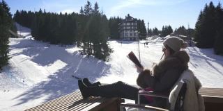 一个在滑雪咖啡馆看书的美女